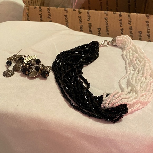 Chic Black and White Beaded Necklace - Picture 1 of 3